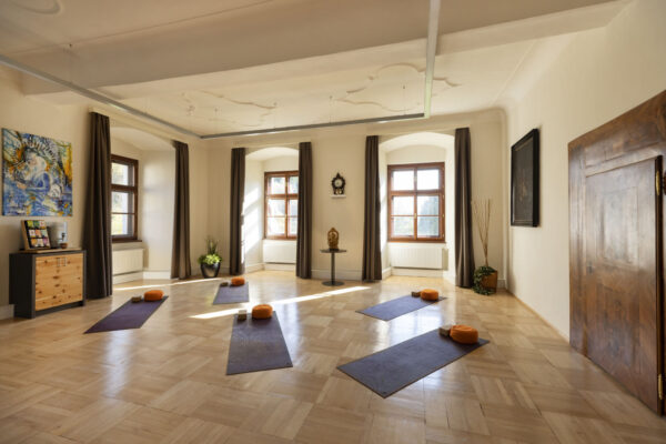 yoga-spot-im-kapitelsaal-jufa-hotel-stift-gurk-1440x960-1